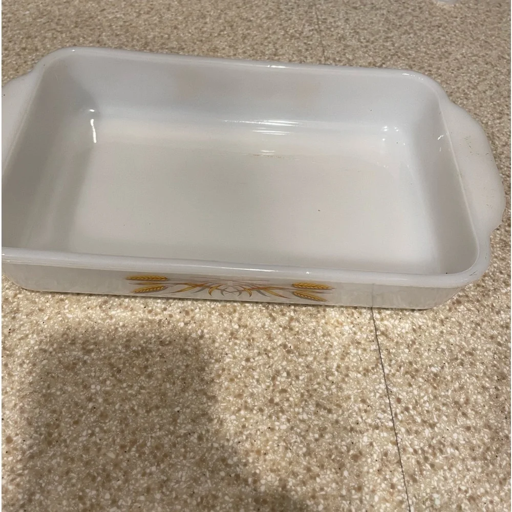 Vintage FireKing 1 1/2 quart vintage excellent condition